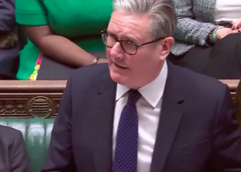 Keir Starmer critique Nigel Farage pour avoir défendu Elon Musk contre Grok créant des images sexualisées de femmes et d'enfants