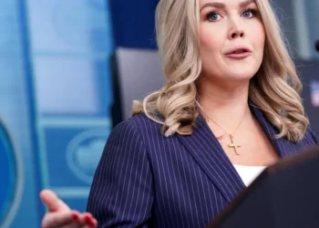 MAGA s'en prend à Karoline Leavitt alors qu'elle abandonne sa famille pour un passage sur Fox News